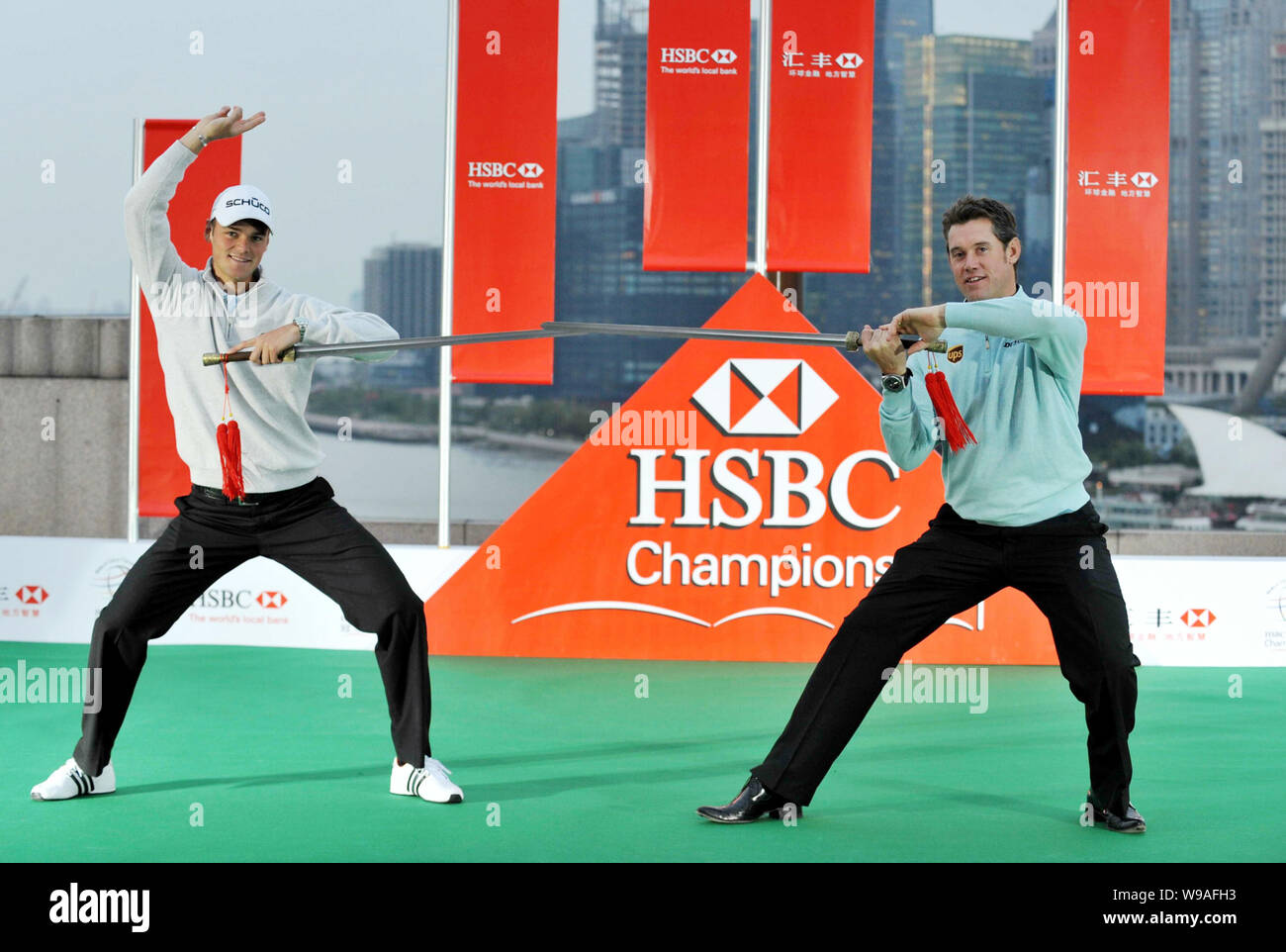 Golfista tedesco Martin Kaymer, sinistro e il numero uno al mondo Lee Westwood di Inghilterra praticare il Tai Chi spada in occasione di una conferenza stampa per la HSBC Golf Cha Foto Stock
