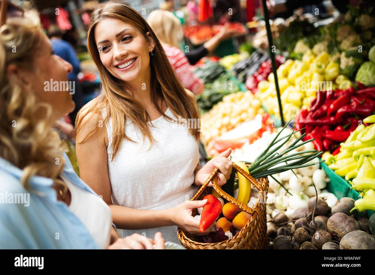 Giovani donne amici baying la verdura e la frutta sul mercato Foto Stock