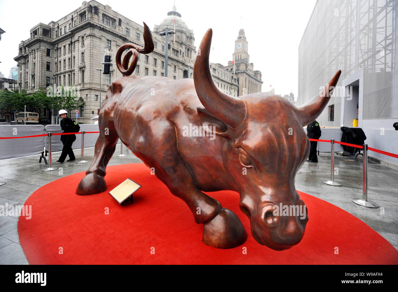 Il bronzo Bund Bull statua, progettato da artista italo-americano Arturo di Modica, viene visualizzato sul Bund a Shanghai in Cina, il 16 maggio 2010. Un feist Foto Stock