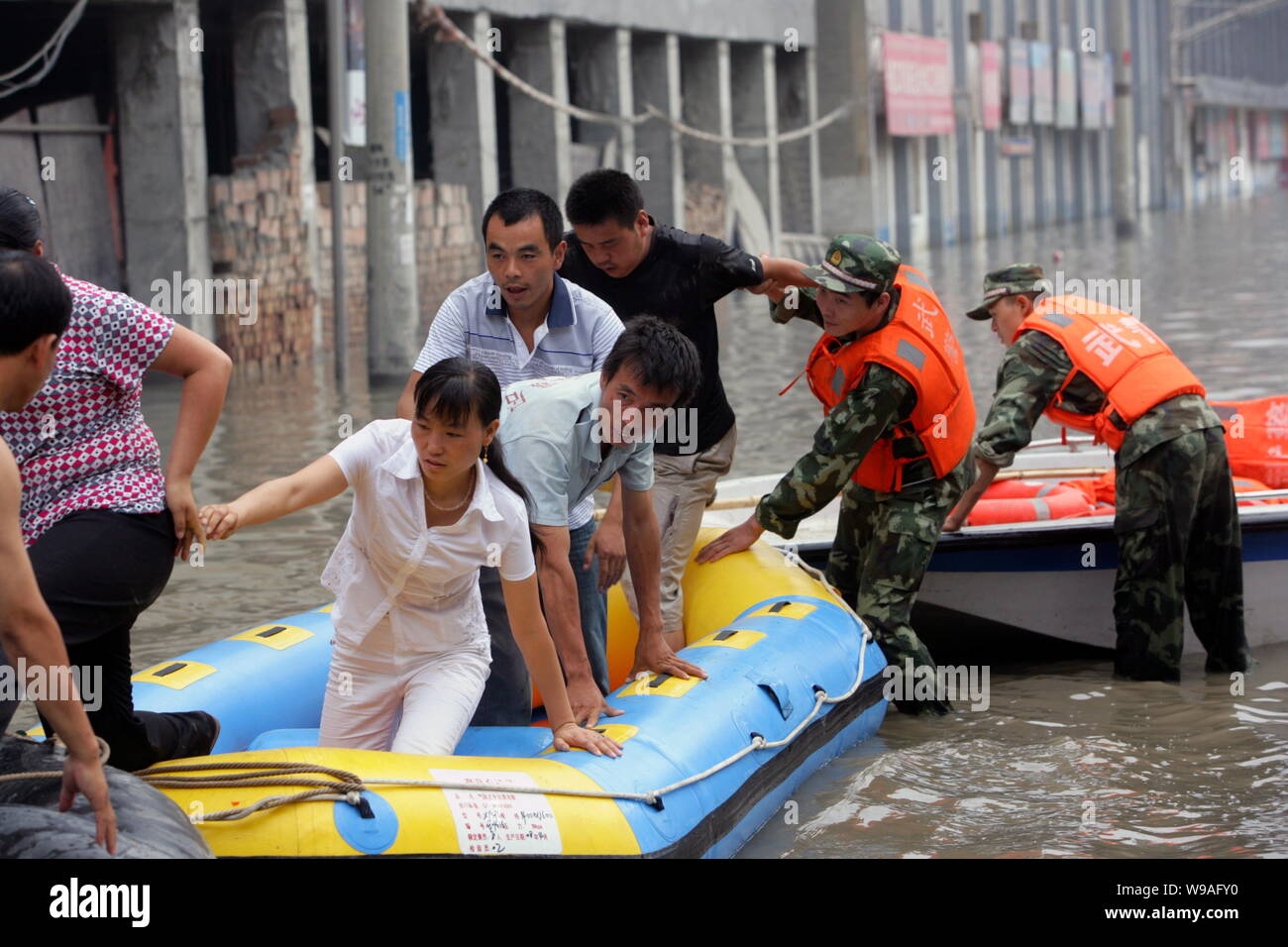 I soccorritori cinesi evacuati i residenti locali intrappolato dalle inondazioni in seguito alle devastanti colate di fango nella contea di Zhouqu, Gannan Autono tibetano Foto Stock