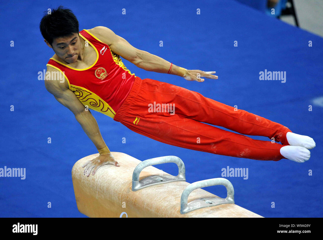 Chinas Teng Haibin compete sul cavallo nella mens singoli tutto intorno alla finale del XVI Giochi Asiatici in città di Guangzhou, sud Chinas Guangd Foto Stock