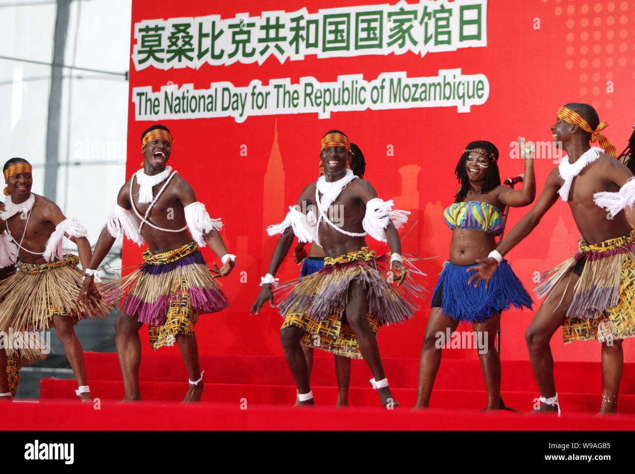 Animatori mozambicana eseguire durante una celebrazione per la Giornata nazionale per la Repubblica del Mozambico nel mondo Expo Park in Cina a Shanghai, 25 Foto Stock