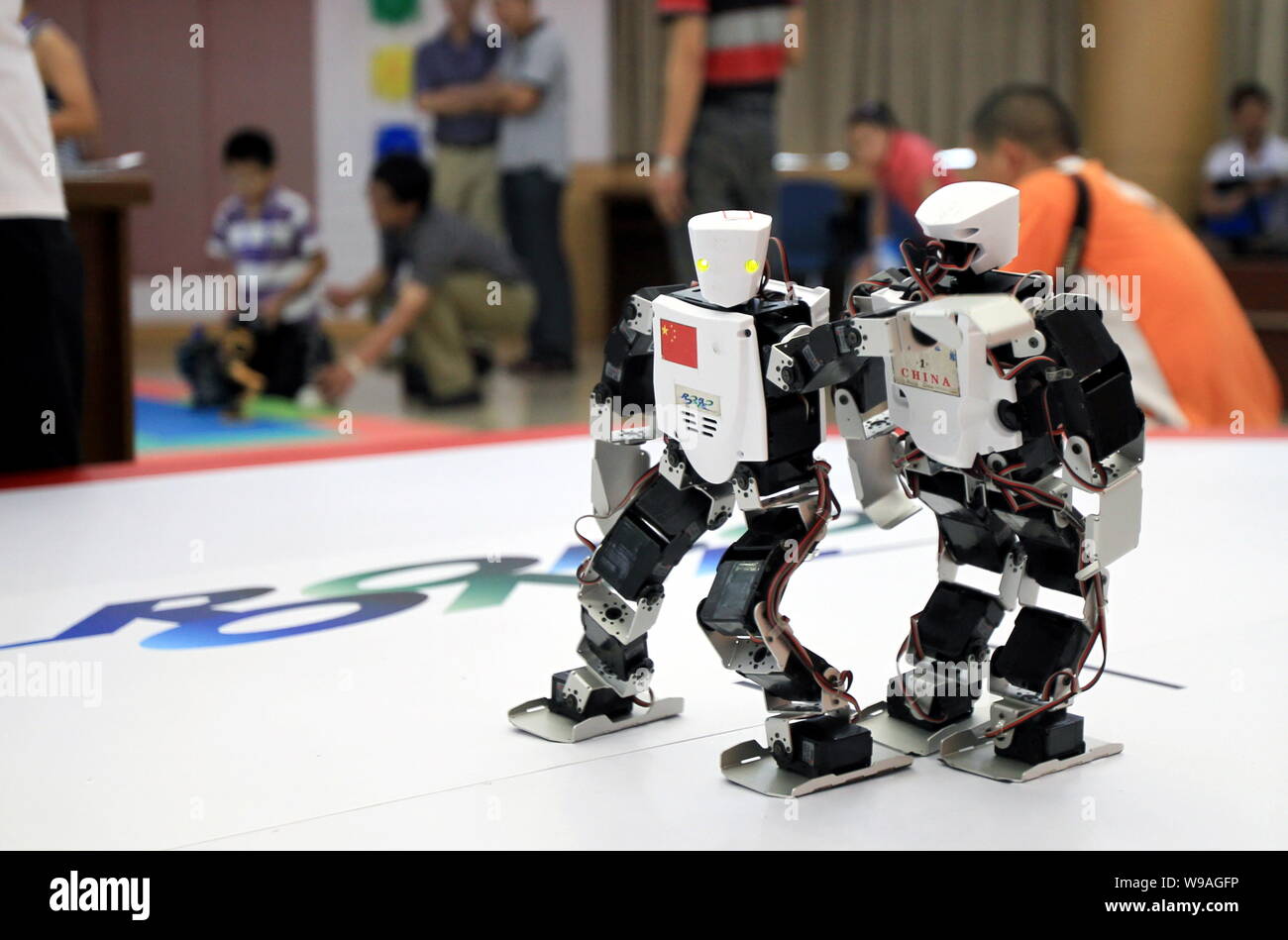 Due robot competere gli uni con gli altri in 5a Nazionale adolescenti Olimpiade di robot umanoidi in Nantong, est Chinas provincia dello Jiangsu, 17 luglio 2010. Foto Stock