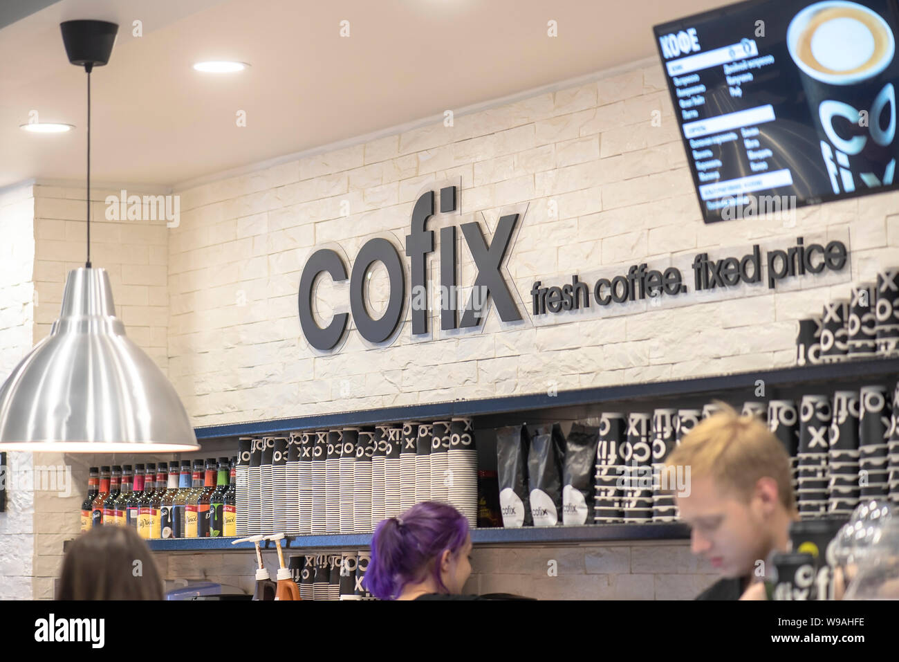 Mosca - agosto 12: interni di Cofix Cafe e il personale a Mosca il 12 agosto. 2019 in Russia. Cofix è un israeliano di caffetteria, bar e la catena di supermercati Foto Stock