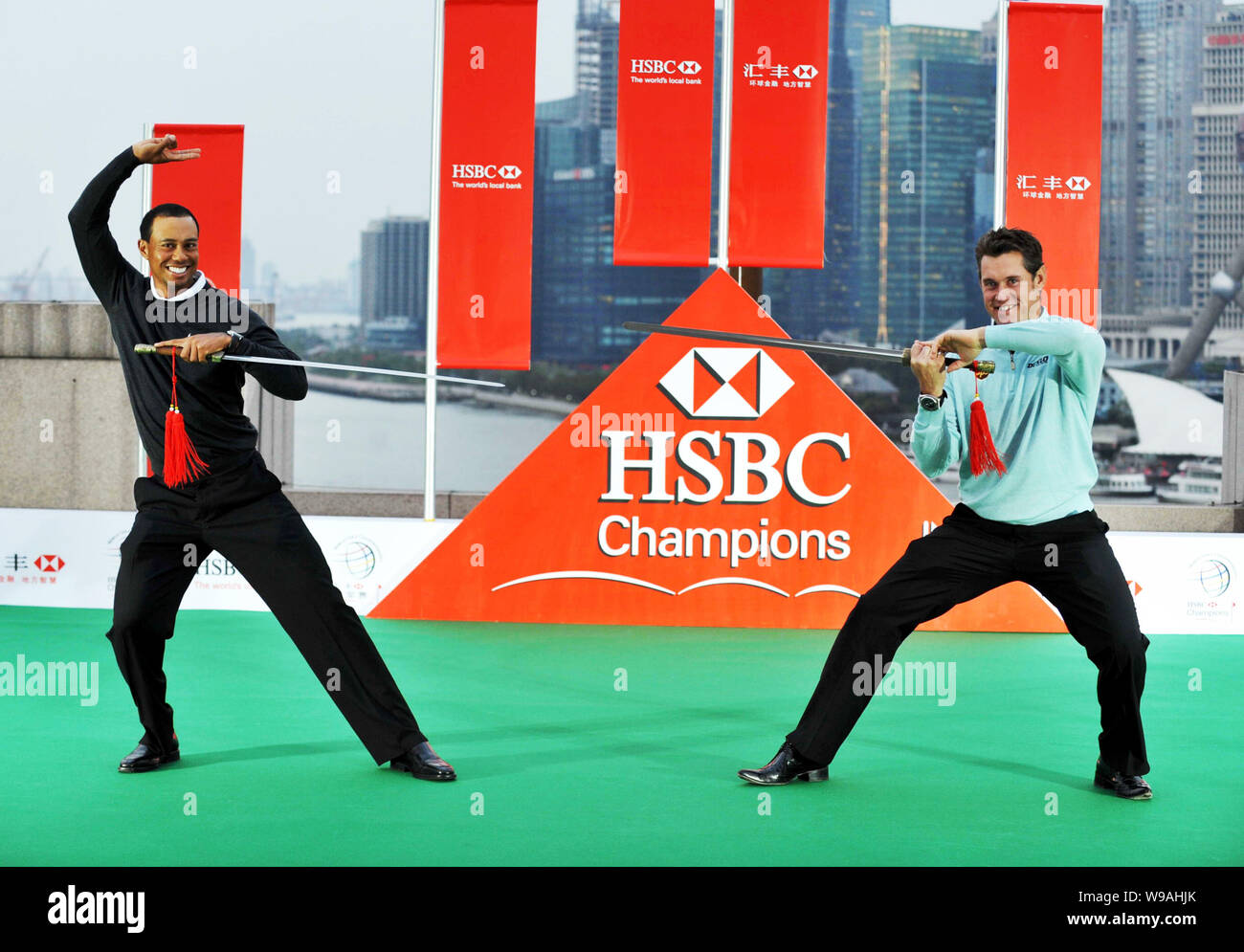 Noi golfista Tiger Woods, sinistro e il numero uno al mondo Lee Westwood di Inghilterra praticare il Tai Chi spada in occasione di una conferenza stampa per la HSBC Golf Champions Foto Stock