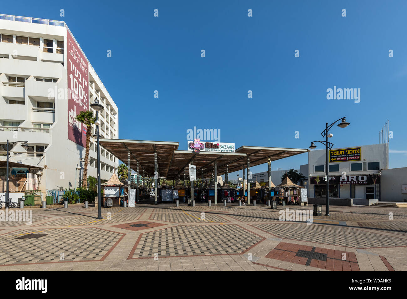 Eilat, Israele - 7 Novembre 2017: Central Promenade e il mercato coperto (Eilat Bazaar) a Eilat - famoso resort e di intrattenimento della città in Israele e metà Foto Stock