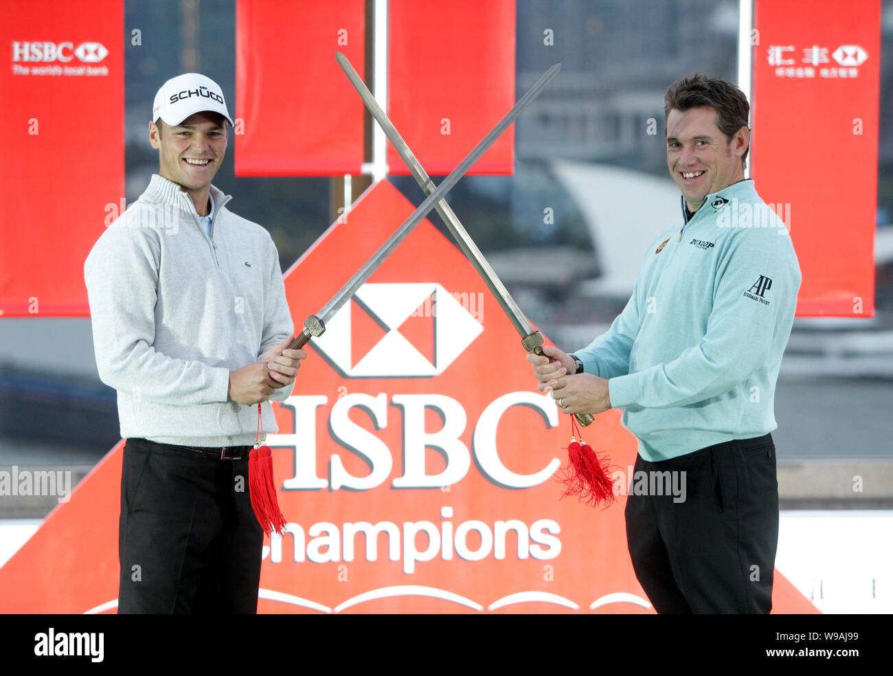 Golfista tedesco Martin Kaymer, sinistro e il numero uno al mondo Lee Westwood di Inghilterra praticare il Tai Chi spada in occasione di una conferenza stampa per la HSBC Golf Cha Foto Stock