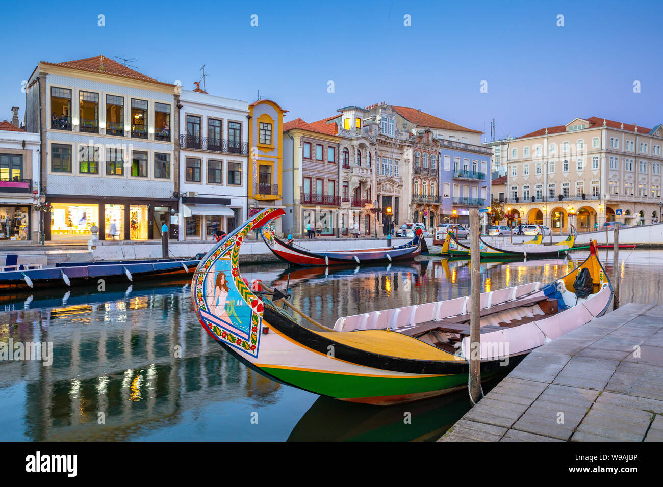 Città di Aveiro nel nord del Portogallo con i canali di acqua di notte Foto Stock