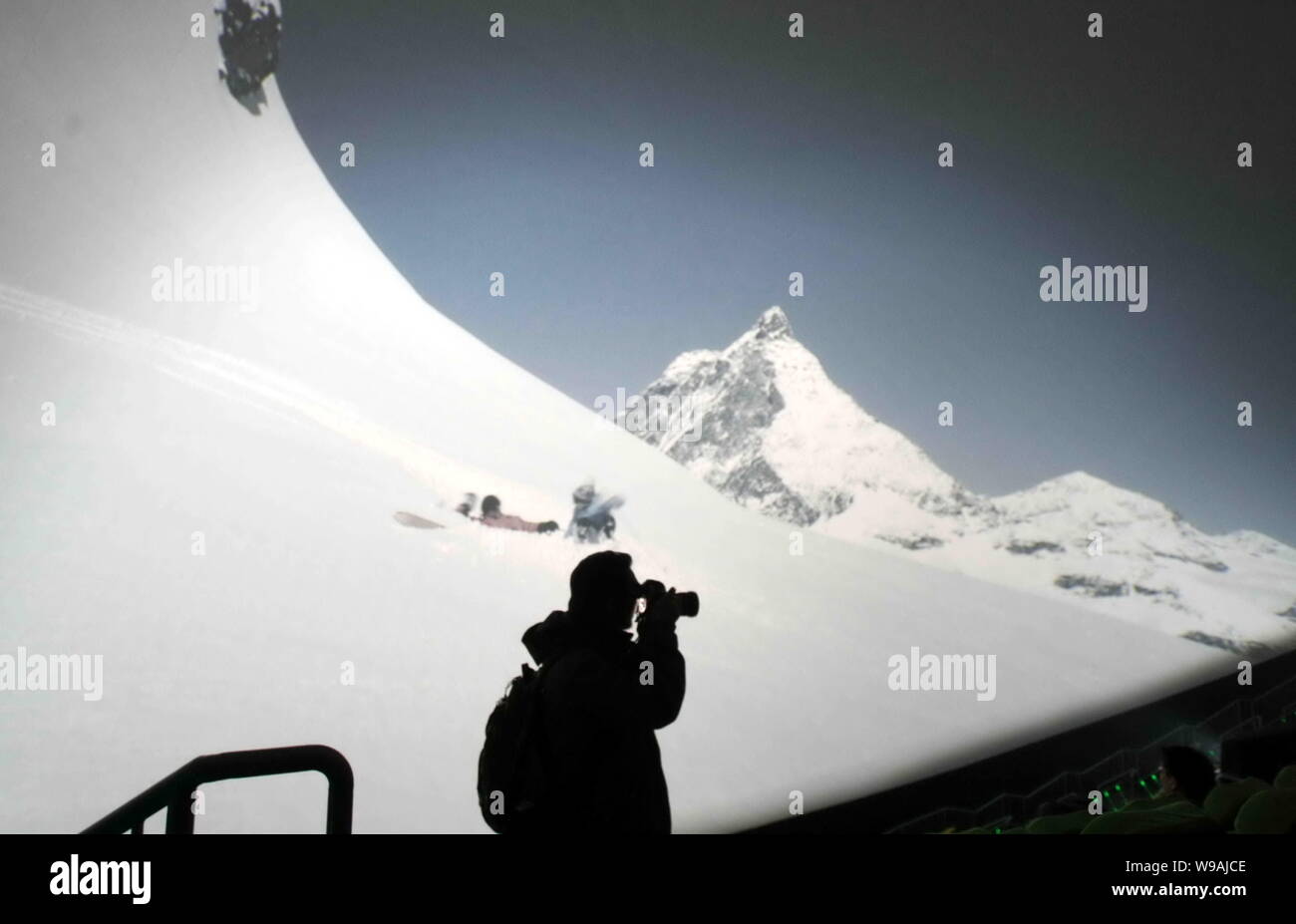 Un visitatore prende le immagini dei mondi più grande schermo Imax presso la nuova Cina Museo di Scienza e tecnologia a Pechino, in Cina, il 2 febbraio 2010. Con un Foto Stock