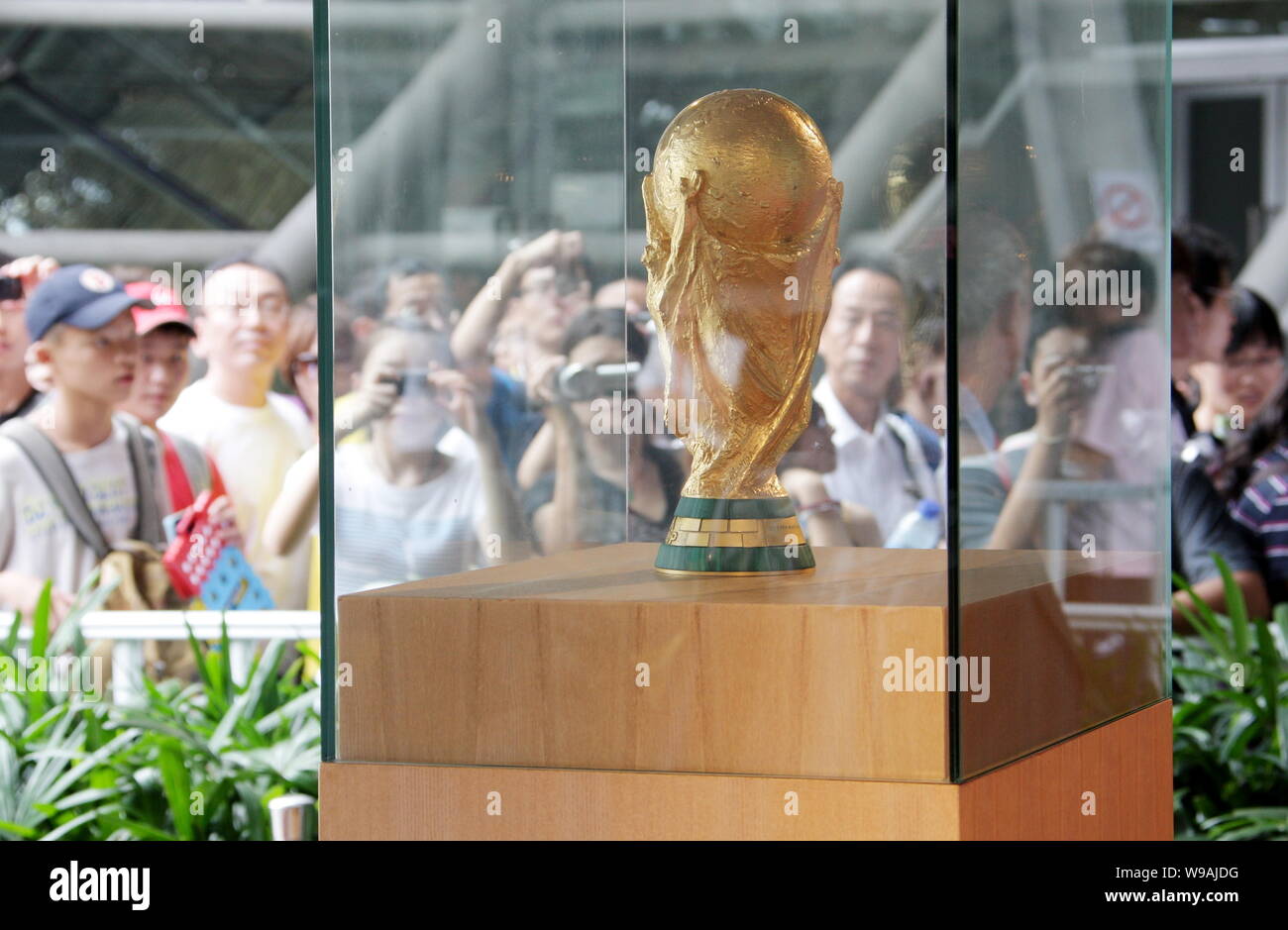 Visitatori guardare la Coppa del Mondo FIFA (o Jules Coppa Rimet) presso il Padiglione della Spagna nel mondo Expo Park in Cina a Shanghai, 30 agosto 2010. Il Foto Stock