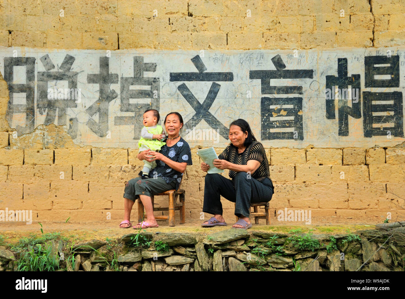 --FILE -- gli abitanti di un villaggio cinese di sedersi di fronte a caratteri cinesi significato, per annientare l analfabetismo, in un villaggio, Xinshao county, Shaoyang città, Chi centrale Foto Stock