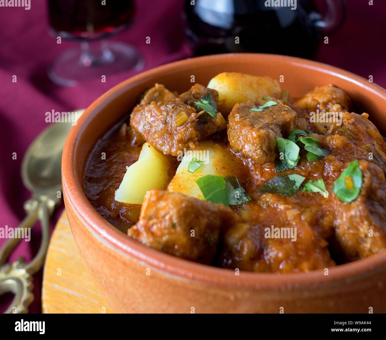 Carne di maiale di borgogna (carne tradizionale sostituito con carne di maiale) con un bicchiere di vino rosso Foto Stock