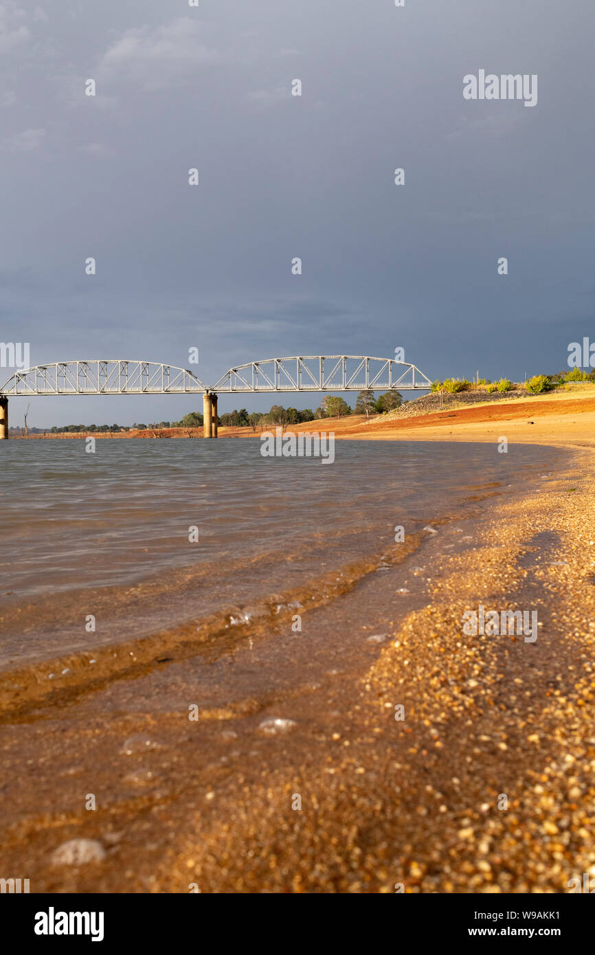 Litorale del Lago di Hume e il Ponte Bethanga durante la siccità. Foto Stock