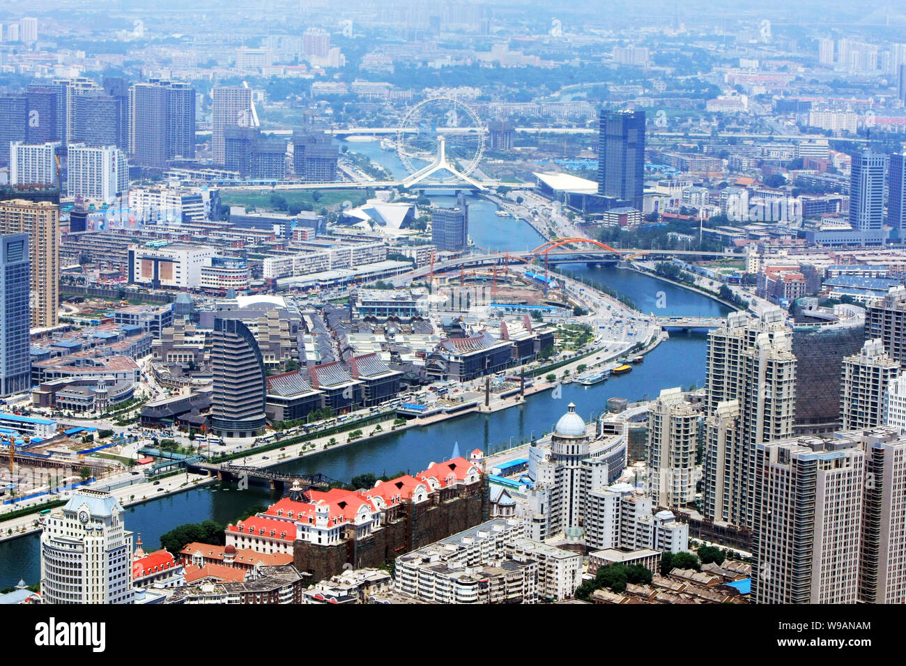 --FILE--Vista aerea di cluster di uffici moderni e appartamento residenziale edifici lungo il fiume hai (o Fiume Haihe) di Tianjin, Cina, 2 luglio 20 Foto Stock
