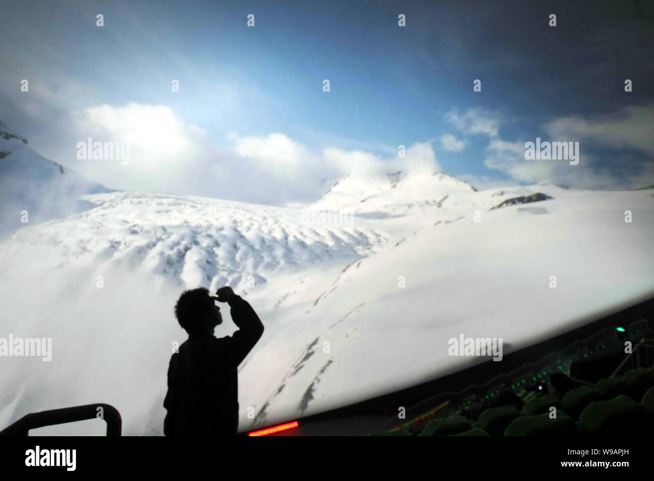 I visitatori osservano i mondi più grande schermo Imax presso la nuova Cina Museo di Scienza e tecnologia a Pechino, in Cina, il 2 febbraio 2010. Con un diametro di Foto Stock