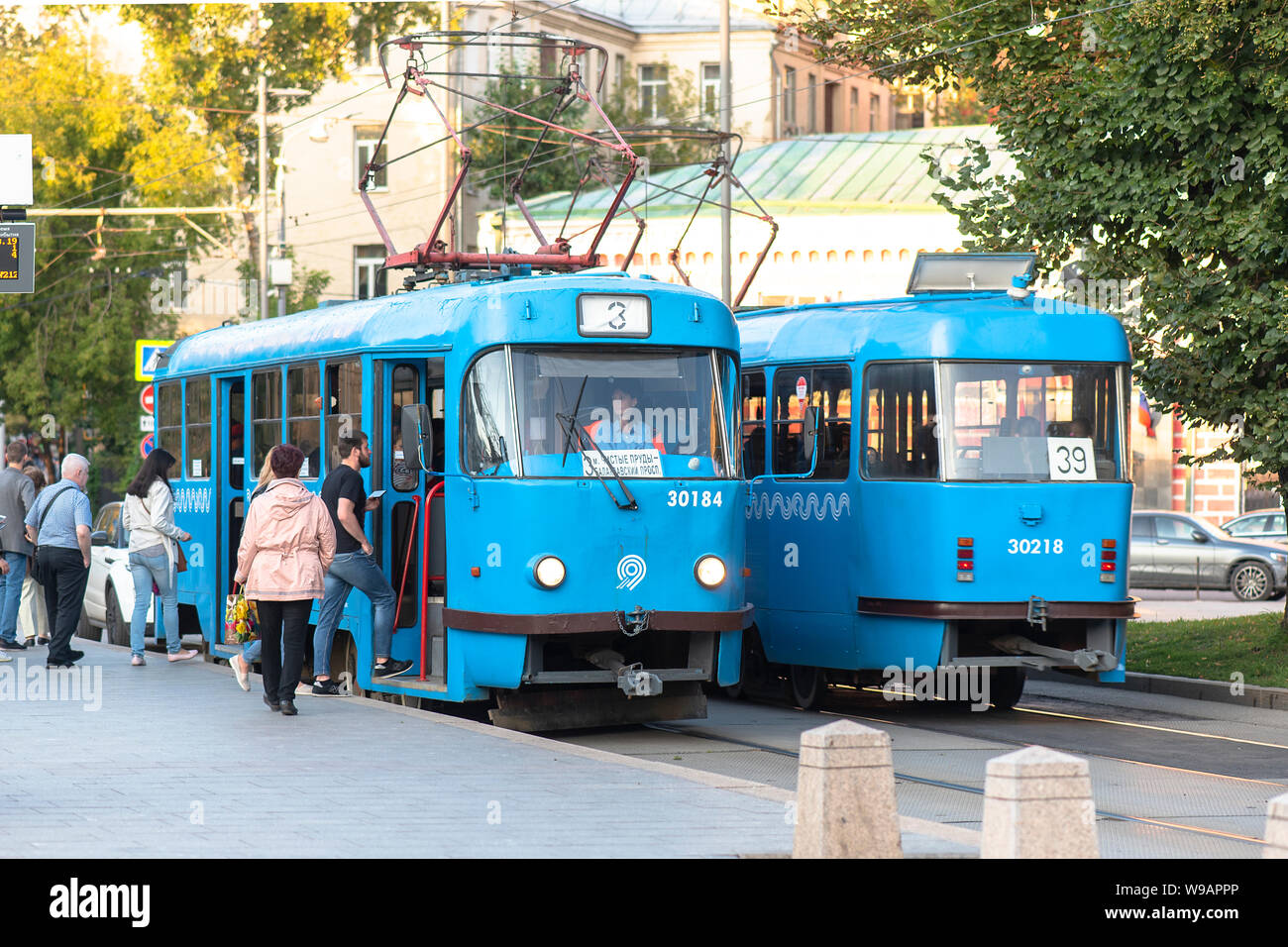 Mosca - agosto 13: i vecchi modelli di tram blu come Mosca il trasporto pubblico e i passeggeri alla fermata del tram a Mosca il 13 agosto. 2019 in Russia Foto Stock