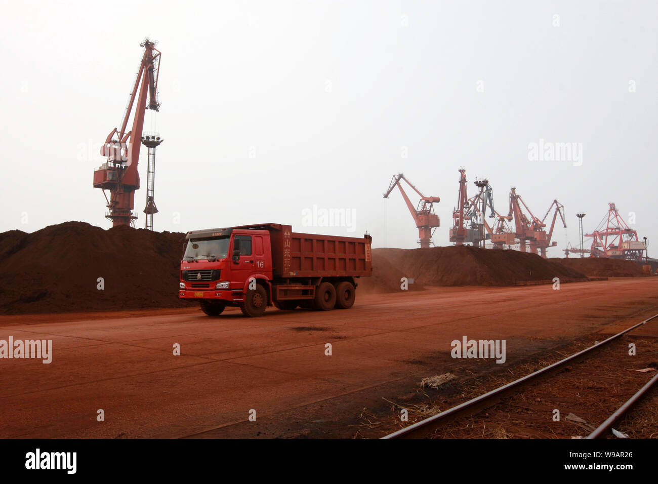 Un carrello che trasporta di terre rare per essere esportata al Porto di Lianyungang Lianyungang in città, east Chinas provincia dello Jiangsu, 5 settembre 2009. Foto Stock
