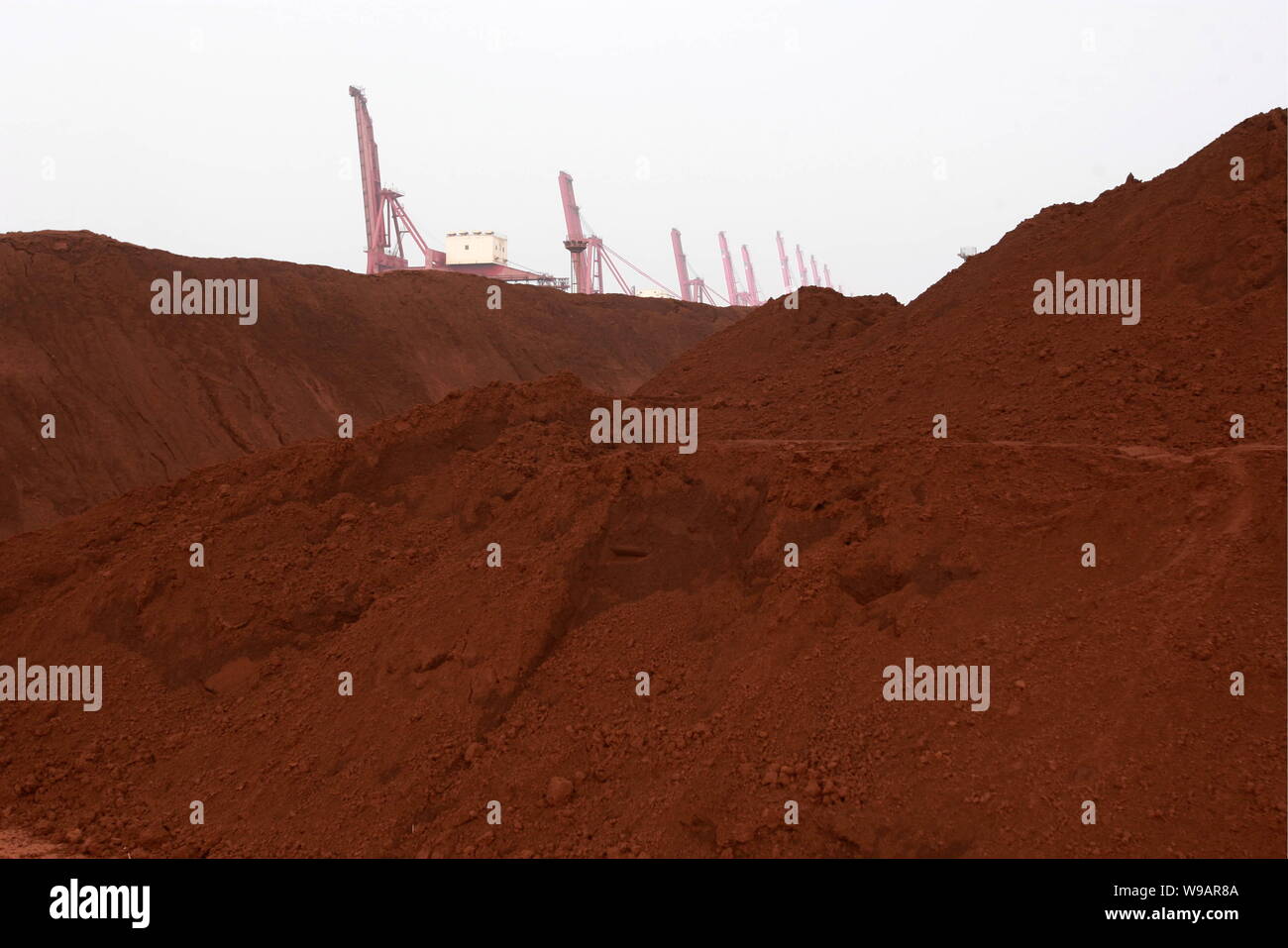 --File-- di terre rare per essere esportati è visto presso il porto di Lianyungang Lianyungang in città, east Chinas provincia dello Jiangsu, 5 settembre 2009. La Cina ha Foto Stock