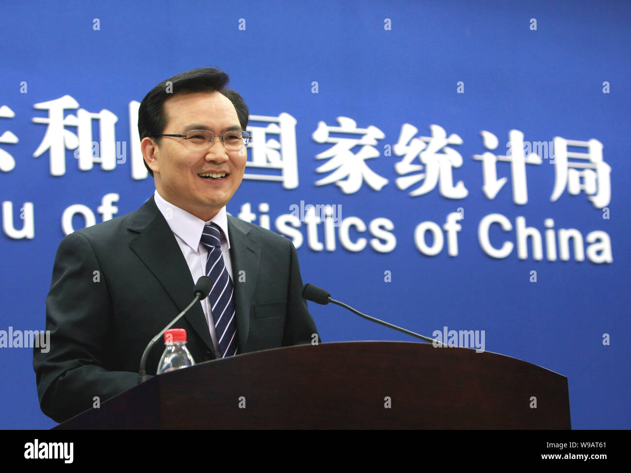 Sheng Laiyun, portavoce del Dipartimento Nazionale di Statistica (NBS), parla nel corso di una conferenza stampa a Pechino in Cina, 11 novembre 2010. Chinas consumer Foto Stock