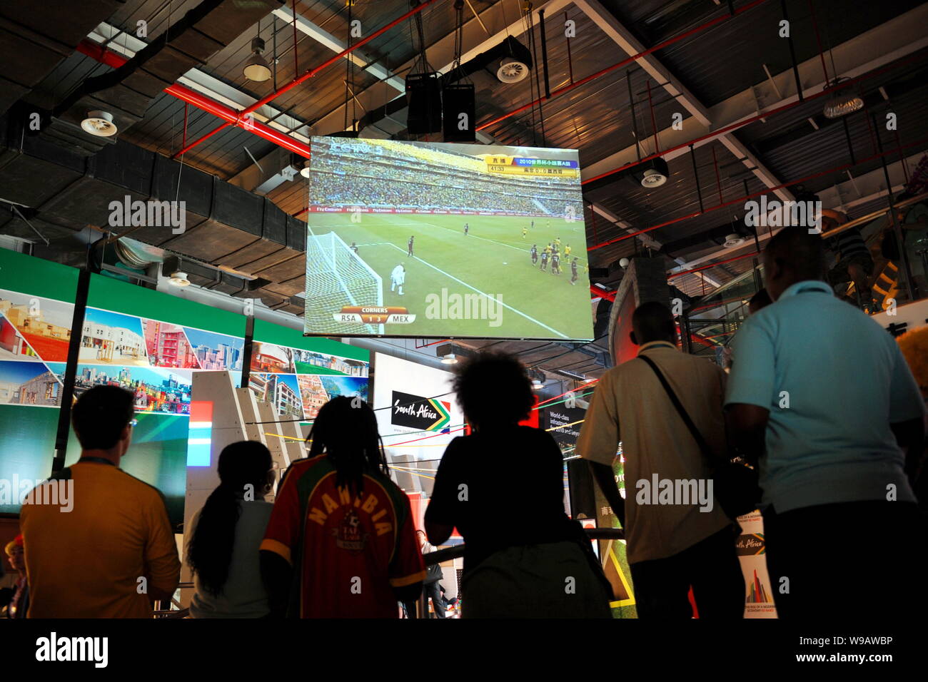 Gli appassionati di calcio e expo visitatori guardare il gioco di apertura della Coppa del Mondo 2010 in Sudafrica tra Messico e Sudafrica, squadre nazionali di calcio insi Foto Stock