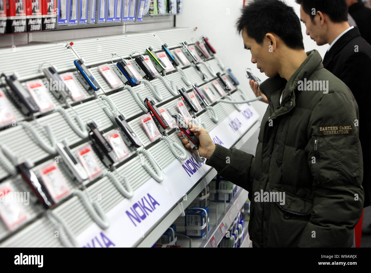 --FILE--cinese ai clienti di provare i telefoni cellulari Nokia a un Media Markt store in Cina a Shanghai, 18 novembre 2010. La Cina ha scalato 833.1 millio Foto Stock