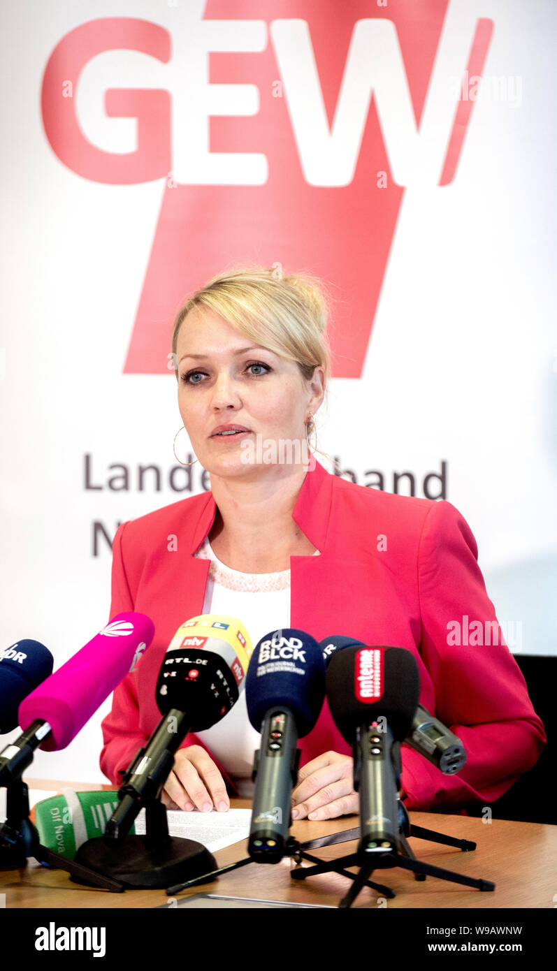 Hannover, Germania. 12 Ago, 2019. Laura Pooth, Presidente della pubblica istruzione e della scienza sindacali, parla nel corso di una conferenza stampa. Poco prima dell'inizio dell'anno scolastico, l'istruzione europea GEW ha criticato l'occupazione del 1900 Nuovi Insegnanti ha annunciato dal Ministero della Pubblica Istruzione come insufficiente. Credito: Hauke-Christian Dittrich/dpa/Alamy Live News Foto Stock