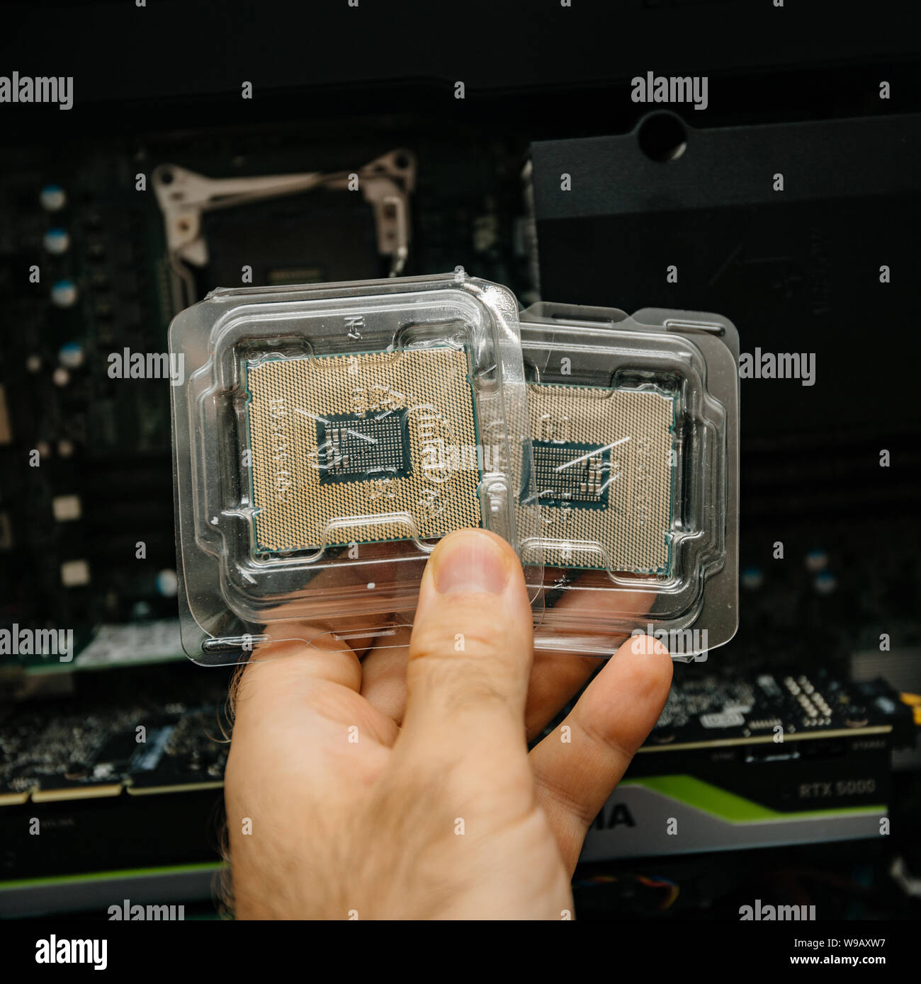 Parigi, Francia - 31 Maggio 2019: Close-up di ingegnere maschio mano che regge due nuovi professionale Intel Xeon E5-2687w v4 processore CPU in blister in plastica unboxing per Dell Precision Workstation HP Foto Stock