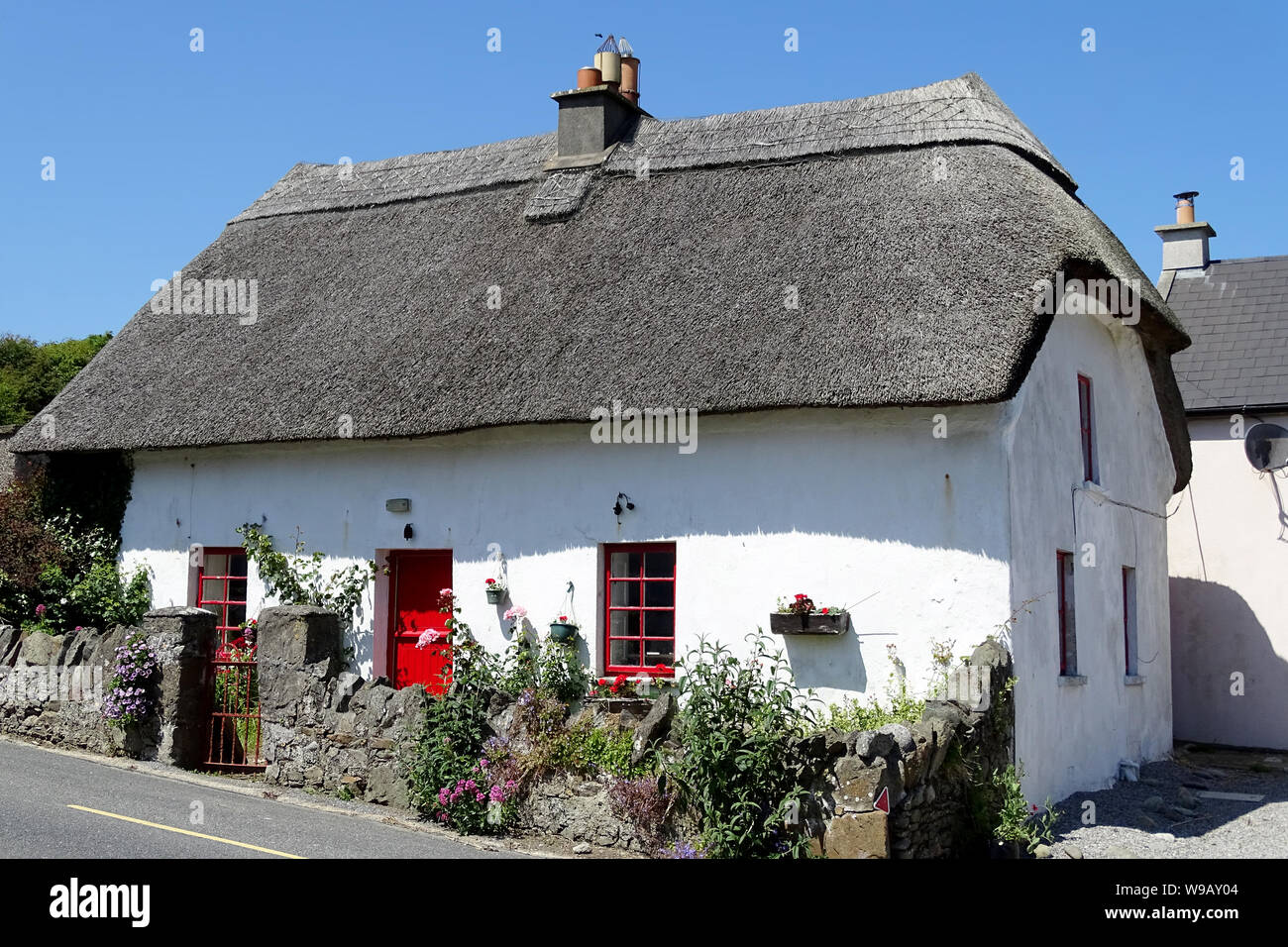 Raffinato esempio di un vecchio paese di paglia cottage nella contea di Waterford, Irlanda. Foto Stock