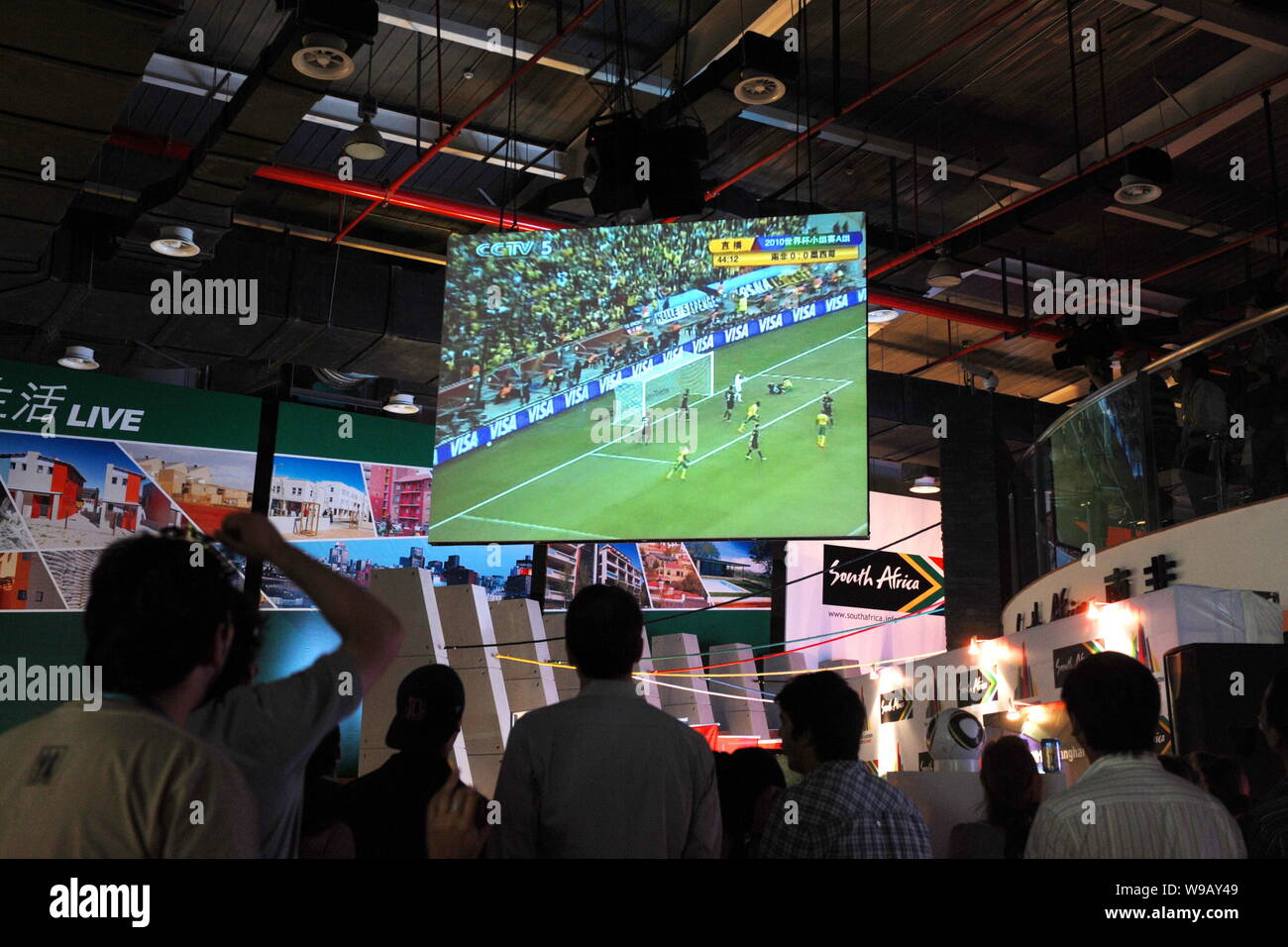 Gli appassionati di calcio e expo visitatori guardare il gioco di apertura della Coppa del Mondo 2010 in Sudafrica tra Messico e Sudafrica, squadre nazionali di calcio insi Foto Stock