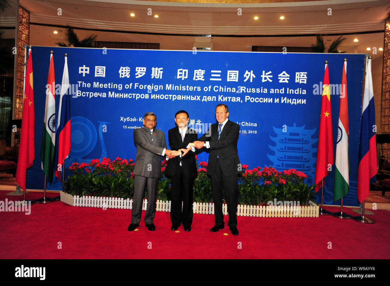 (Da sinistra) ministro degli Esteri indiano Somanahalli Mallaiah Krishna, FM cinese Yang Jiechi e FM russo Sergei Lavrov tenere le mani prima di loro me Foto Stock