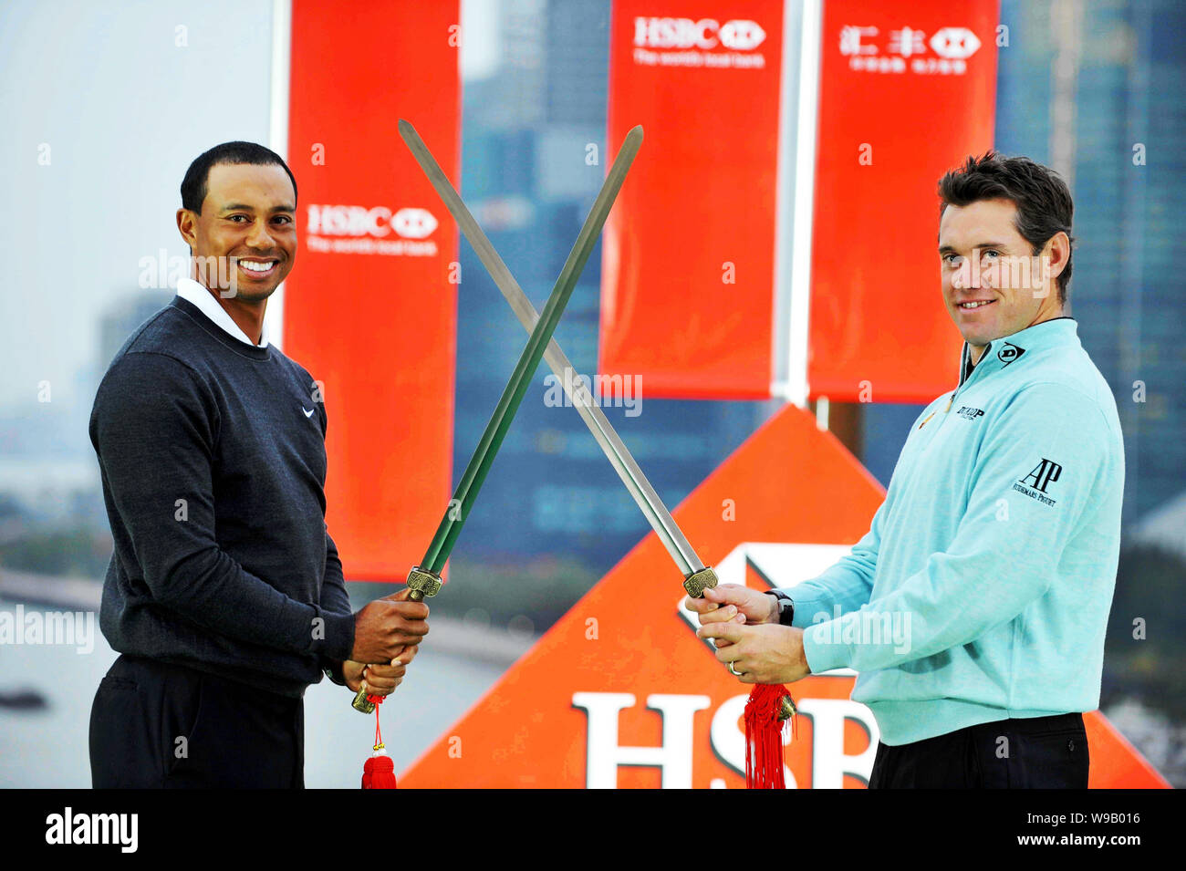 Noi golfista Tiger Woods, sinistro e il numero uno al mondo Lee Westwood di Inghilterra praticare il Tai Chi spada in occasione di una conferenza stampa per la HSBC Golf Champions Foto Stock