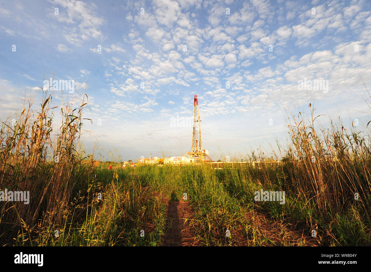 --FILE--un derrick del Zhongyuan Petroleum Exploration Bureau (ZPEB) di Sinopec trapani un pozzo di petrolio in Sudan, Africa, 28 ottobre 2010. Sud del Sud Foto Stock