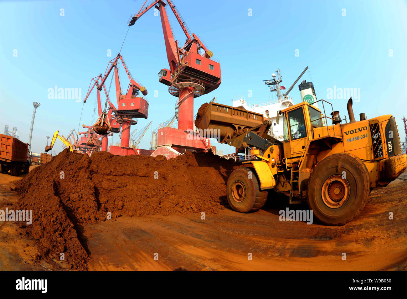 Le pale caricatrici gommate di trasporto terra rara nel porto di Lianyungang Lianyungang in città, east Chinas provincia dello Jiangsu, 31 ottobre 2010. Foto Stock