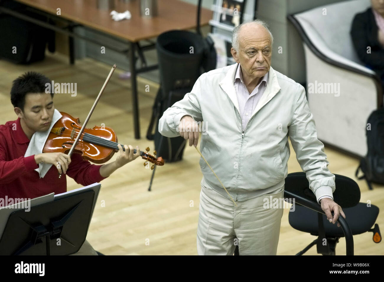 Noi conductor Lorin Maazel condusts l Orchestra del Centro Nazionale per le Arti dello Spettacolo durante una prova di Pechino, Cina, 20 settembre 201 Foto Stock