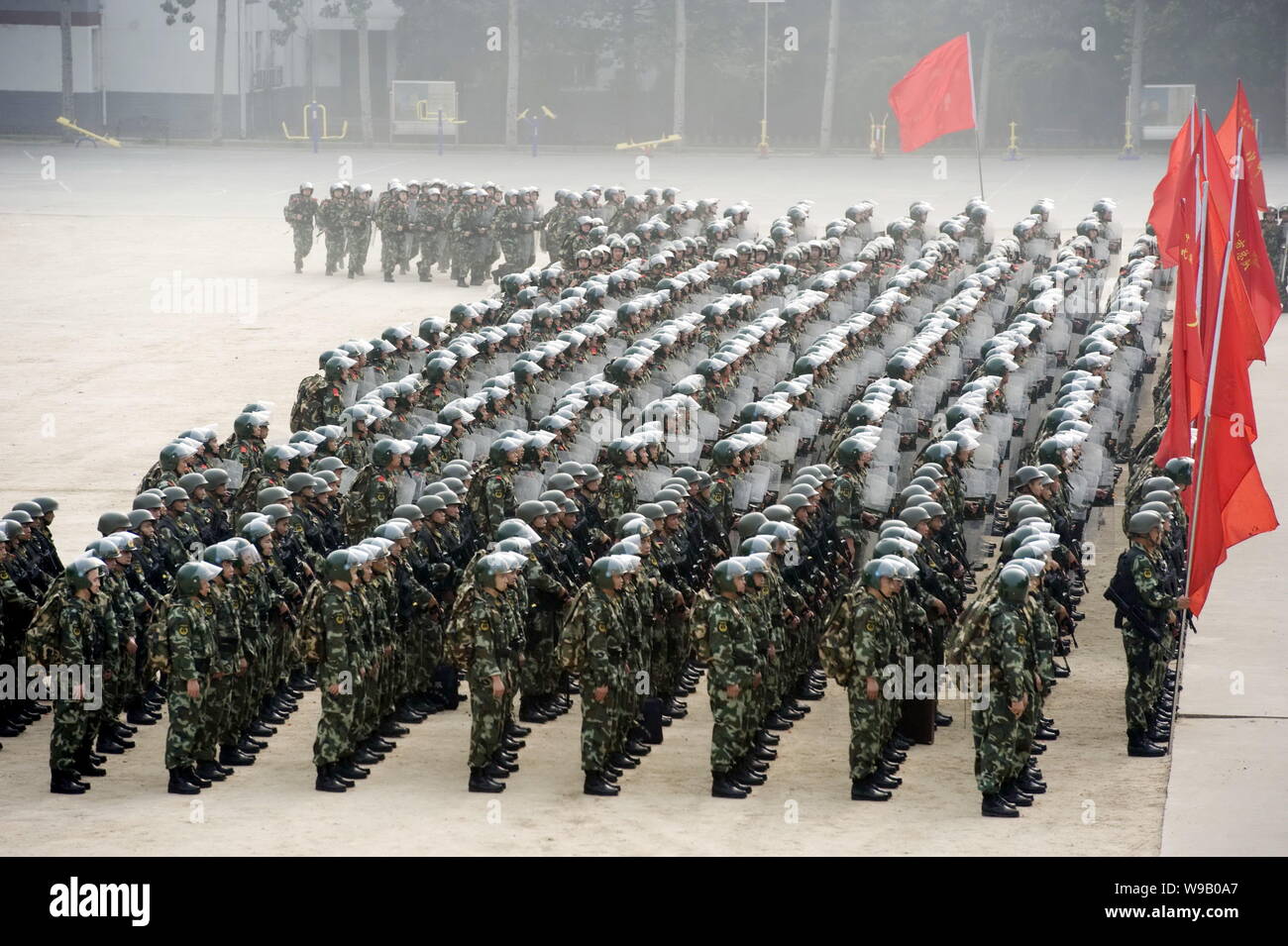 Cinese poliziotti paramilitari raccogliere durante una distribuzione trapano a Pechino in Cina, 2 settembre 2010. La polizia di Pechino autorità detenevano 8 punte di Foto Stock
