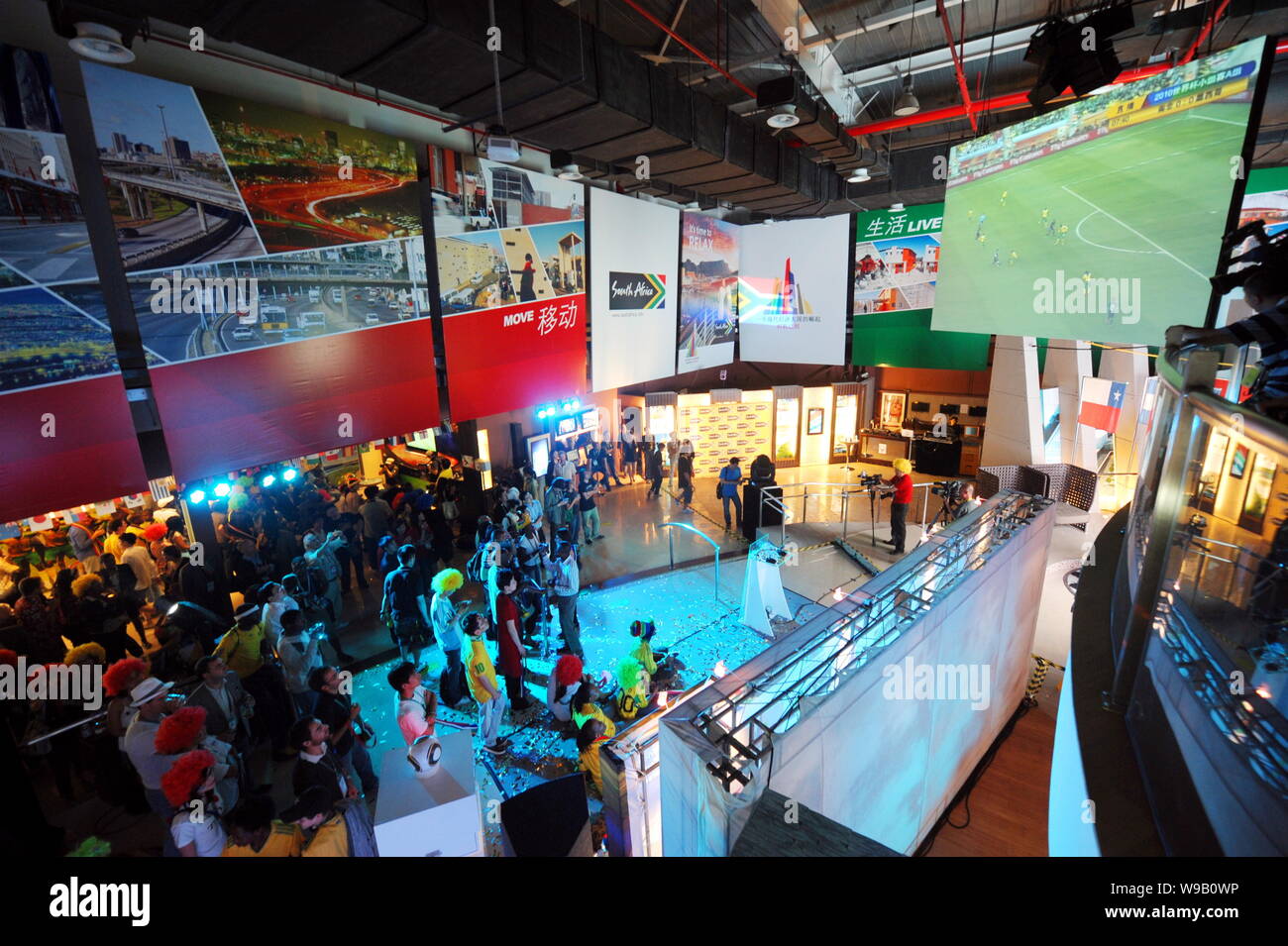 Gli appassionati di calcio e expo visitatori guardare il gioco di apertura della Coppa del Mondo 2010 in Sudafrica tra Messico e Sudafrica, squadre nazionali di calcio insi Foto Stock