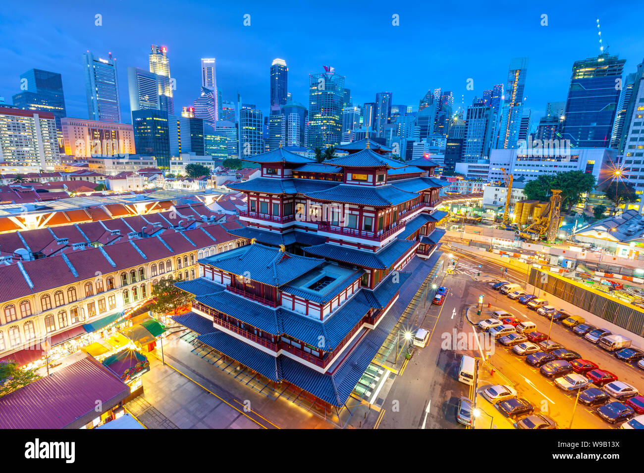 Il Dente del Buddha reliquia tempio di Singapore di notte Foto Stock