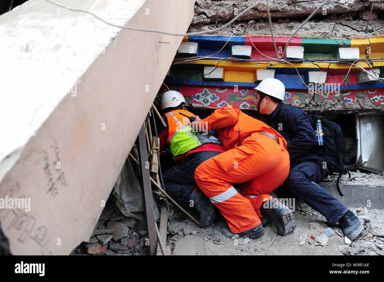 Il cinese Soccorritori alla ricerca di sopravvissuti e vittime sotto le macerie delle case devastate dalla 7.1-terremoto di magnitudine in Yushu county, Yushu Tibetan Au Foto Stock
