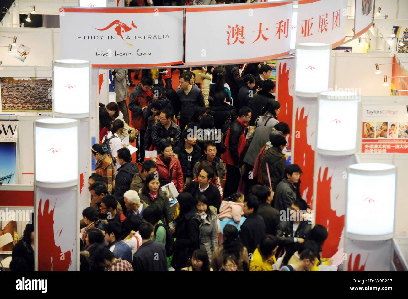 --FILE--folla di visitatori stand nello spazio espositivo per studiare in Australia durante il XIV China International Education Exhibition Tour, noti come CI Foto Stock