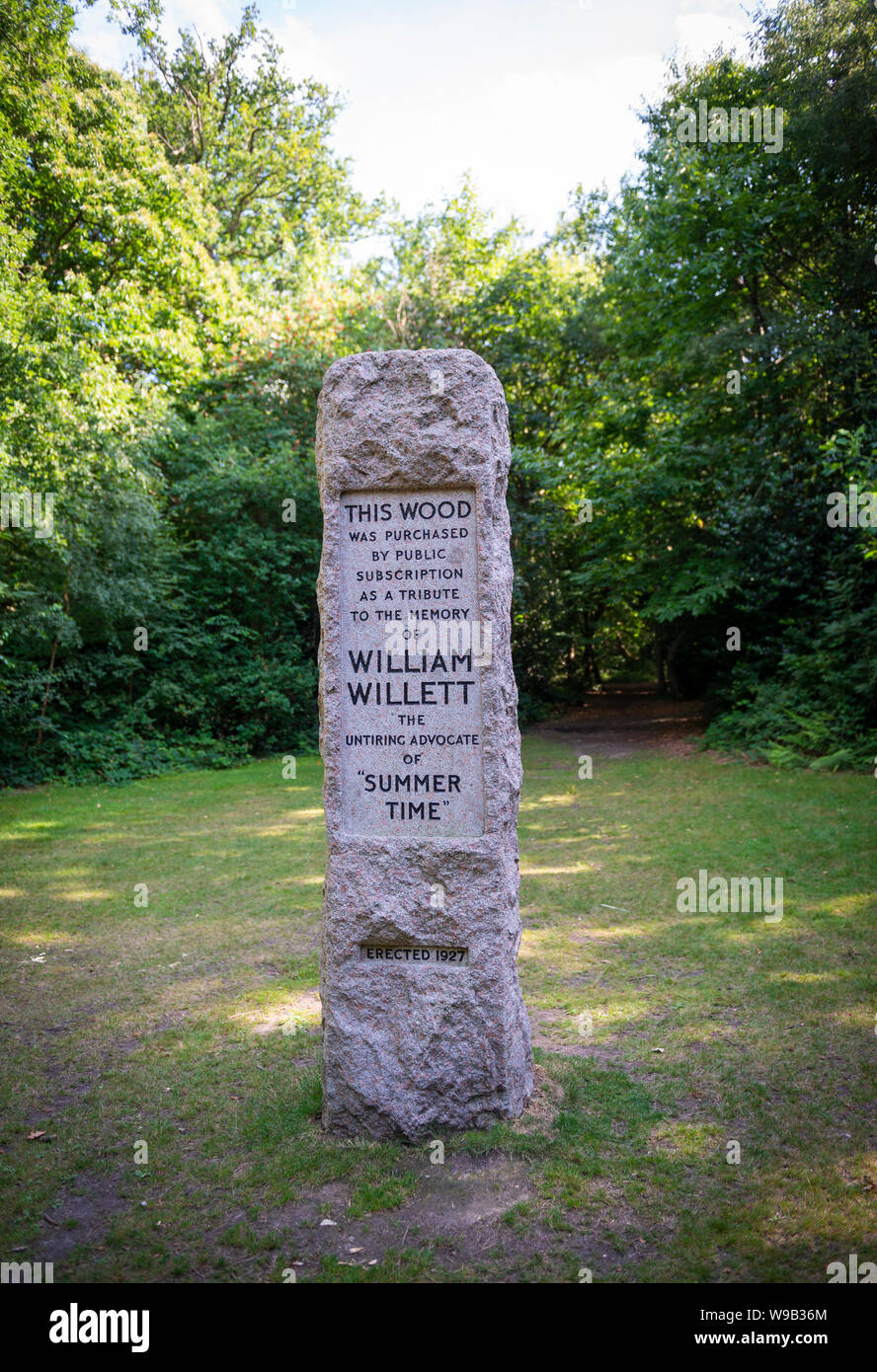 Il protagonista per ora legale William Willett memorial meridiana in legno Petts, Kent, Regno Unito Foto Stock