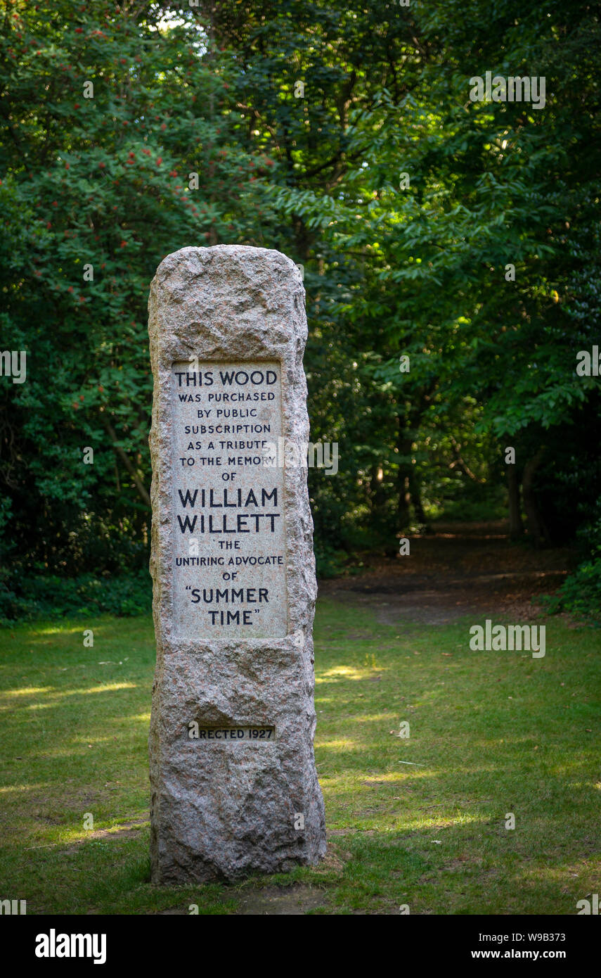 Il protagonista per ora legale William Willett memorial meridiana in legno Petts, Kent, Regno Unito Foto Stock