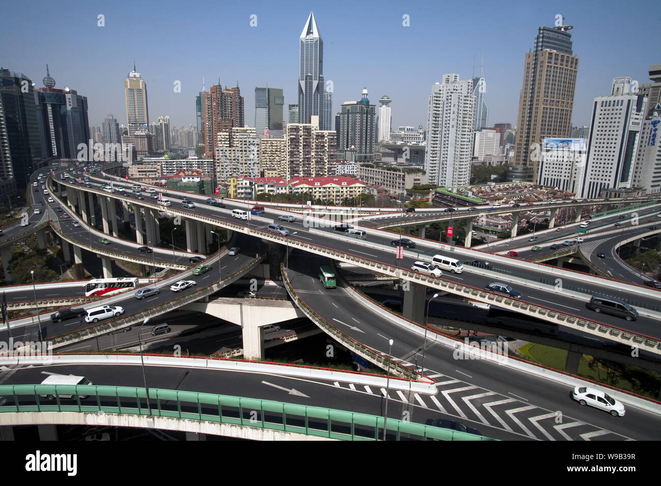 Multi-passaggi a livello di sovraccarico (elevato) autostrade sono visto contro una vista panoramica della citta' di Shanghai, Cina, Marzo 17, 2010. Foto Stock