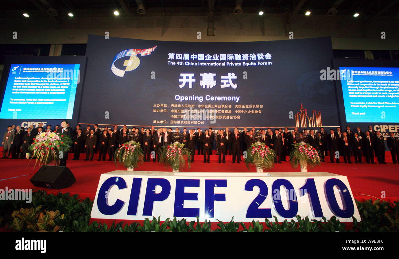Gli ospiti sono visto in occasione della cerimonia di apertura del 4° China International Private Equity Forum di Tianjin, Cina, 10 giugno 2010. Gli economisti cinesi e Foto Stock