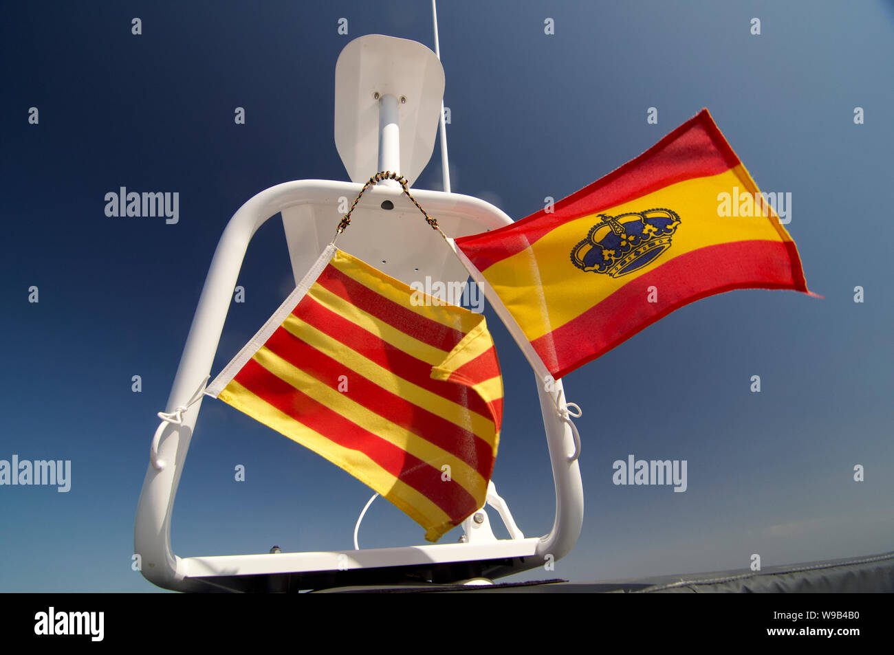 Catalano e Spagnolo flags per navi marine della Costa Brava, Mare Mediterraneo Foto Stock