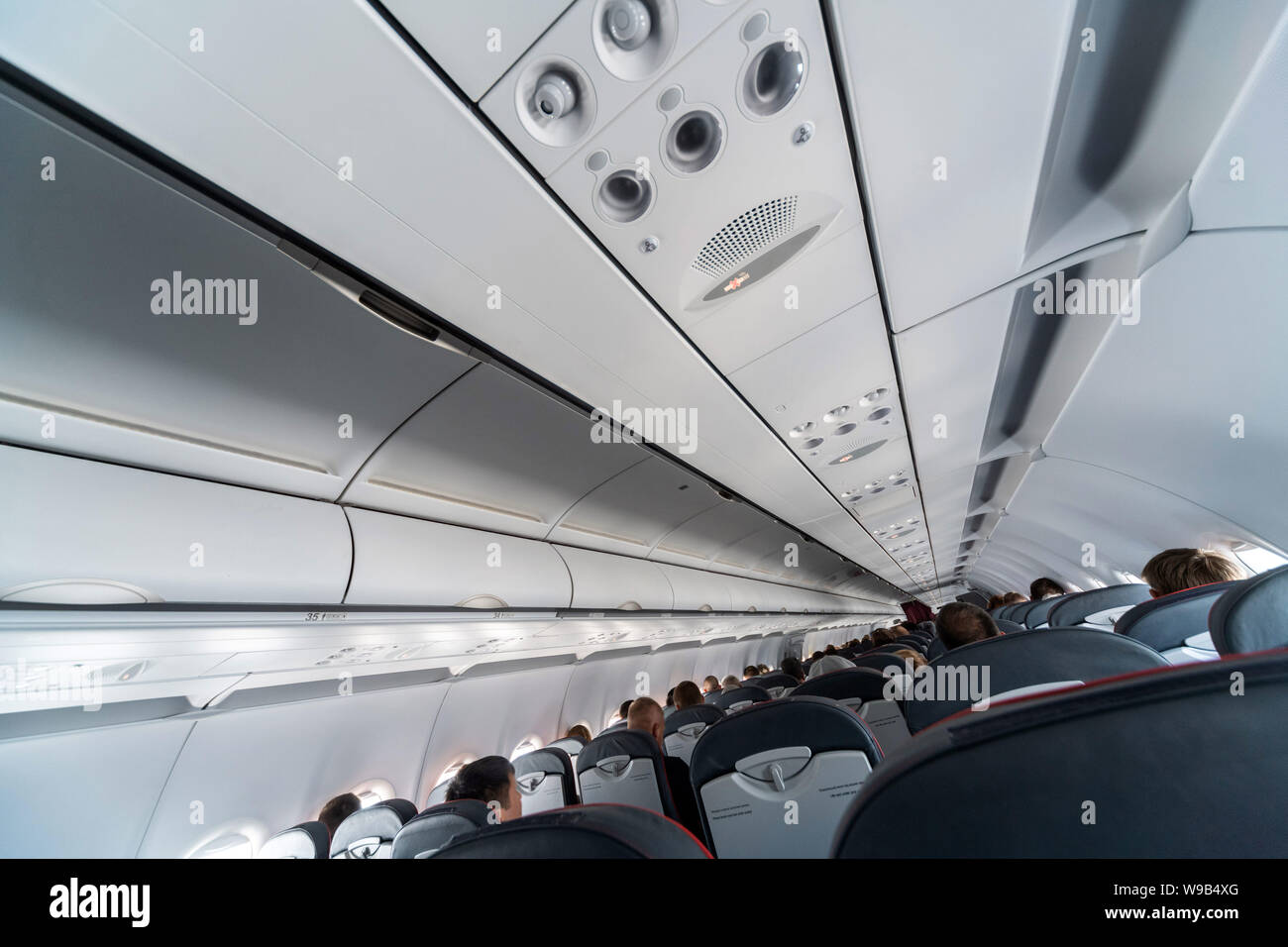 Aeroplano aria condizionata pannello di controllo sulle sedi. Soffocante  aria nella cabina di un aereo con le persone. Nuova compagnia aerea  low-cost Foto stock - Alamy