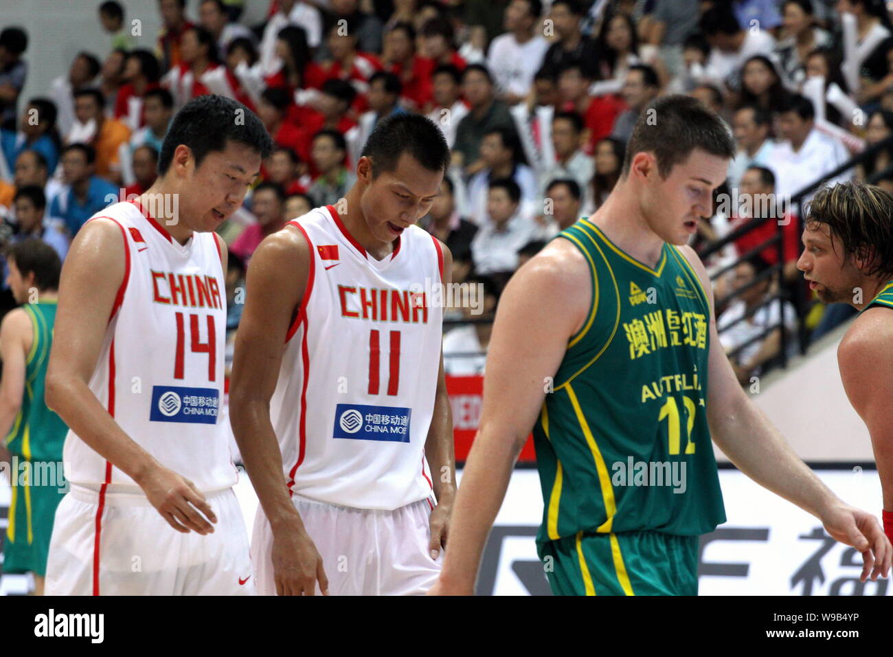 (Da sinistra) Cinese del giocatore di basket Zhizhi Wang, Yi Jianlian del Washington Wizards , Australian giocatore di basket Aron Baynes della Lietuvos Ry Foto Stock