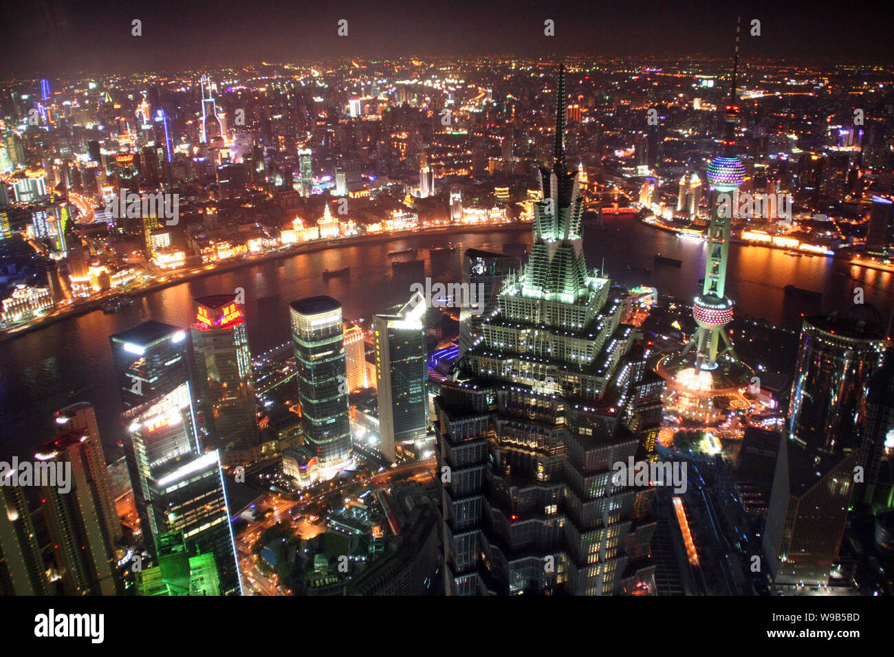 Vista notturna di Puxi, il fiume Huangpu, la Oriental Pearl TV Tower e la Torre Jinmao nel Quartiere Finanziario di Lujiazui di Pudong, Shanghai, Cina, 4 O Foto Stock