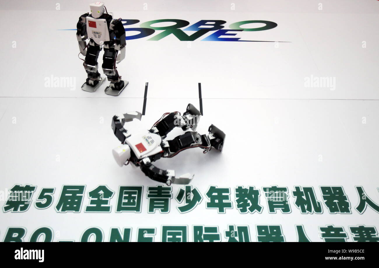 Due robot competere gli uni con gli altri in 5a Nazionale adolescenti Olimpiade di robot umanoidi in Nantong, est Chinas provincia dello Jiangsu, 17 luglio 2010. Foto Stock