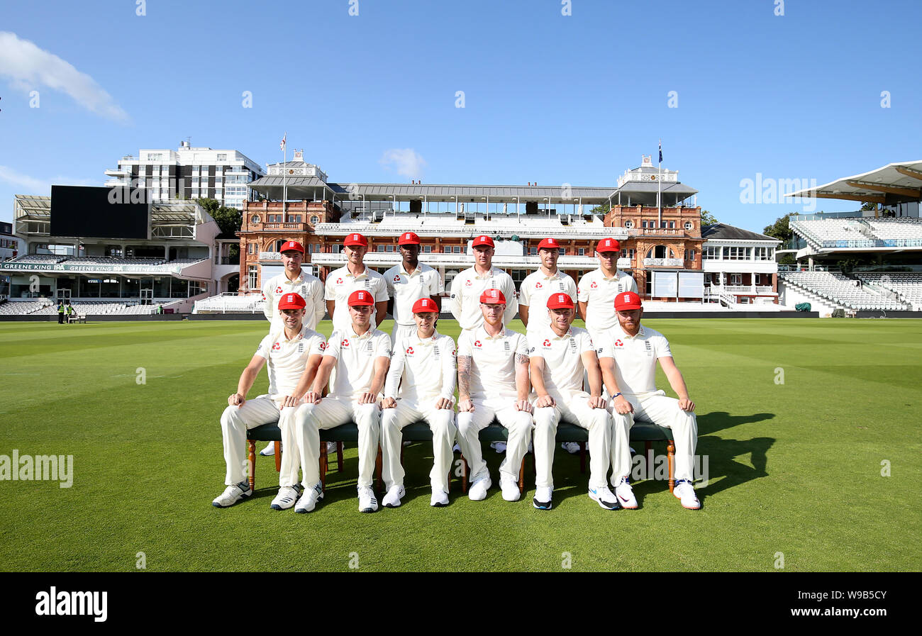 Inghilterra team group (da sinistra a destra) nella riga superiore: Rory Burns, Joe Denly, Jofra Archer, Jason Roy, Jack Leach e Sam Curran. Riga inferiore: Chris Woakes, Stuart ampia, Joe Root, Ben Stokes, Jos Buttler e Jonny Bairstow durante una sessione di reti a Lord's, Londra. Foto Stock