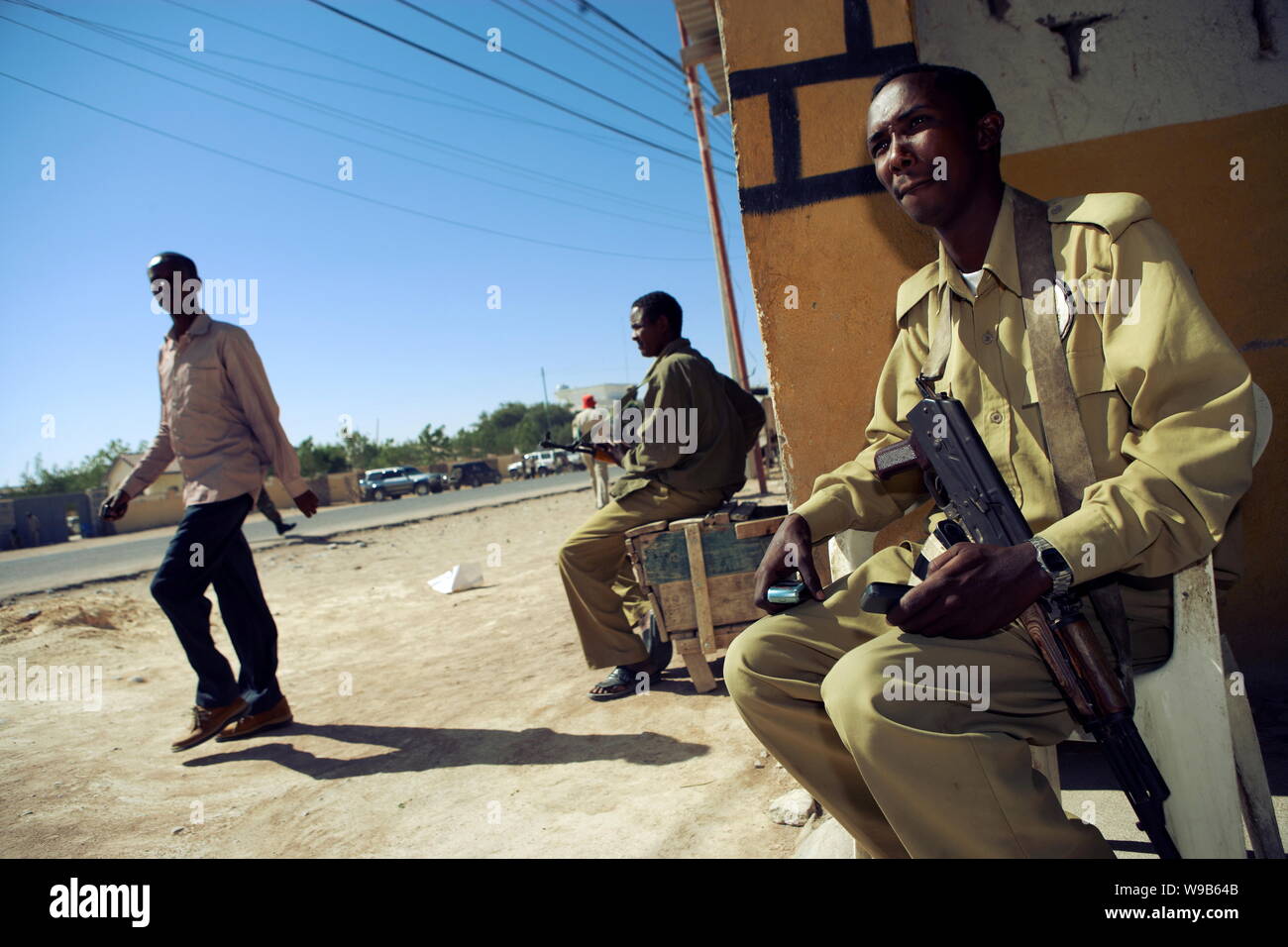 Armati di mercenari somali sono visti in guardia in un cafe a Garowe, Puntland Membro, Somalia, 17 gennaio 2009. Due giovani giornalisti cinesi sono stati inviati a Foto Stock